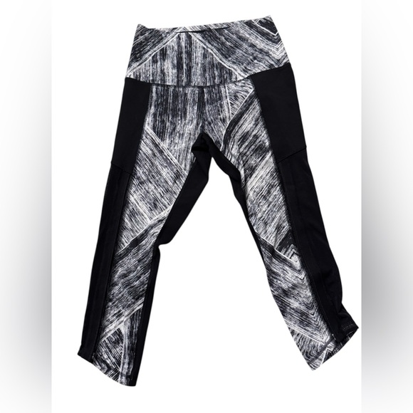 lululemon athletica Black & White Patterned High-Rise Capri Leggings - Picture 2 of 6